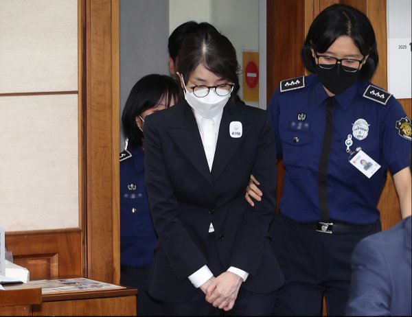 迎客松配资 尹锡悦妻子金建希出席操纵股价案首次庭审